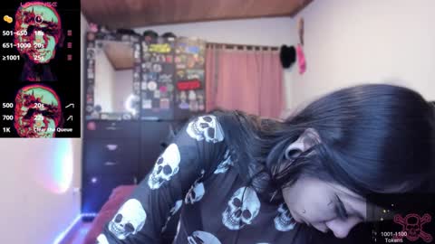 Snapshot of emilyrymer chatting on December 18, 11:19 pm Emily Support me to have 100 likes plx online show from December 18, 11:19 pm