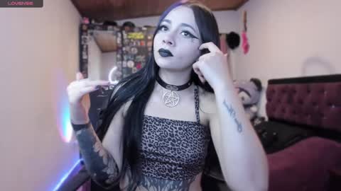 Snapshot of emilyrymer chatting on December 30, 12:54 am Emily Support me to have 100 likes plx online show from December 30, 12:54 am