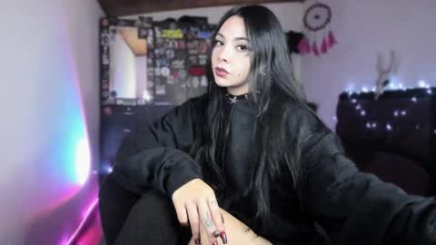 Snapshot of emilyrymer chatting on January 28, 10:56 pm Emily Support me to have 100 likes plx online show from January 28, 10:56 pm