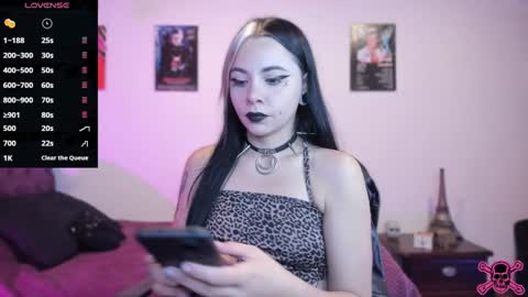 Snapshot of emilyrymer chatting on January 30, 7:04 pm Emily Support me to have 100 likes plx online show from January 30, 7:04 pm