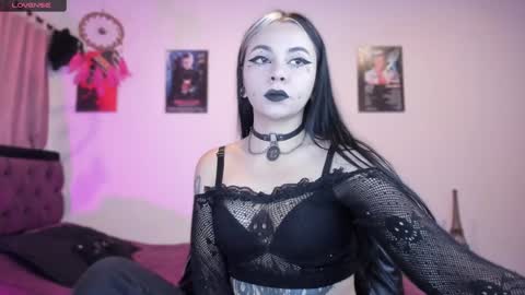 Snapshot of emilyrymer chatting on January 31, 10:10 pm Emily Support me to have 100 likes plx online show from January 31, 10:10 pm