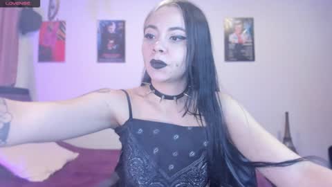 Snapshot of emilyrymer chatting on February 2, 9:56 pm Emily Support me to have 100 likes plx online show from February 2, 9:56 pm