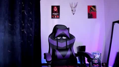 Snapshot of emilyrymer chatting on September 30, 9:09 pm Emily Support me to have 100 likes plx online show from September 30, 9:09 pm