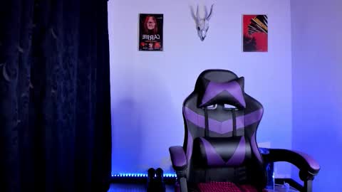 Snapshot of emilyrymer chatting on November 26, 7:26 pm Emily Support me to have 100 likes plx online show from November 26, 7:26 pm