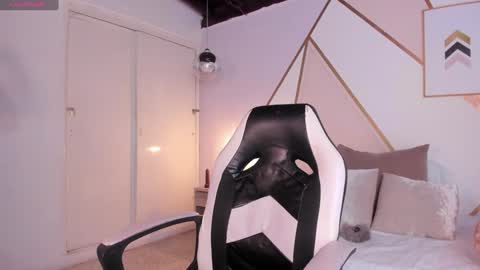 Snapshot of emma_carterr1 chatting on December 25, 7:56 pm pau online show from December 25, 7:56 pm