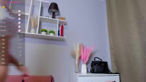 Snapshot of emma_clon chatting on March 2, 1:47 am Emma online show from March 2, 1:47 am