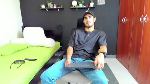 Snapshot of emma_muscle_ chatting on December 2, 3:25 pm emma online show from December 2, 3:25 pm