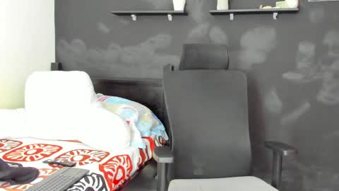 Snapshot of emma_muscle_ chatting on January 15, 5:47 pm emma online show from January 15, 5:47 pm