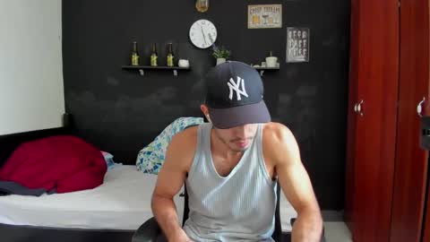 Snapshot of emma_muscle_ chatting on February 17, 5:21 pm emma online show from February 17, 5:21 pm