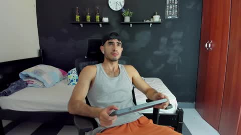 Snapshot of emma_muscle_ chatting on February 17, 10:25 pm emma online show from February 17, 10:25 pm