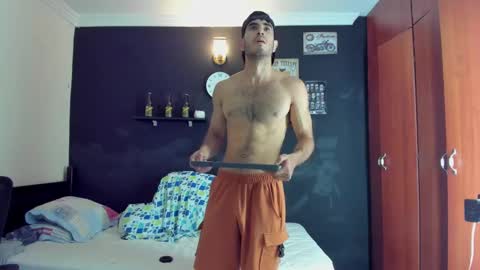 Snapshot of emma_muscle_ chatting on February 18, 1:32 am emma online show from February 18, 1:32 am