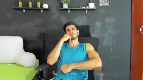 Snapshot of emma_muscle_ chatting on February 27, 9:25 pm emma online show from February 27, 9:25 pm