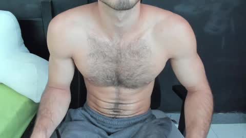 Snapshot of emma_muscle_ chatting on March 5, 5:39 pm emma online show from March 5, 5:39 pm