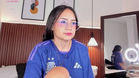 Snapshot of emma_white_01 chatting on December 14, 6:35 am emma your love online show from December 14, 6:35 am