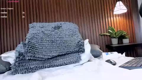 Snapshot of emma_white_01 chatting on February 24, 7:11 am emma your love online show from February 24, 7:11 am