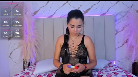 emma_whitee_ online show from October 2, 7:10 pm