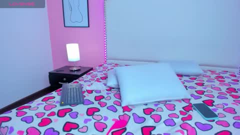 emma_whitee_ online show from November 11, 1:33 pm