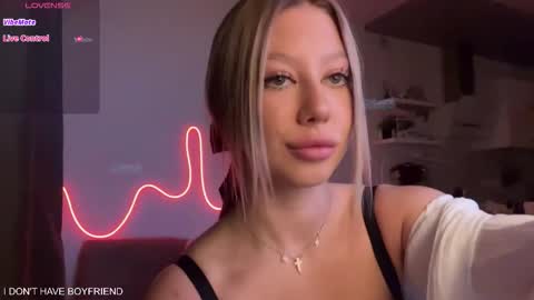 Snapshot of emmaandjake chatting on November 9, 1:42 pm emmaandjake online show from November 9, 1:42 pm