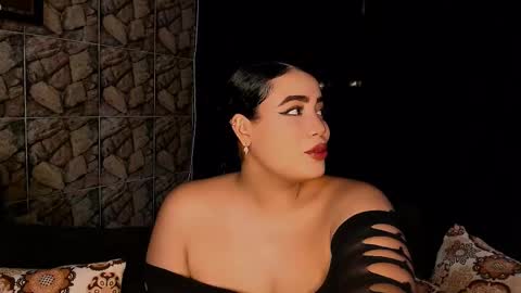 Snapshot of emmacamille2 chatting on March 1, 1:32 am emmacamille2 online show from March 1, 1:32 am