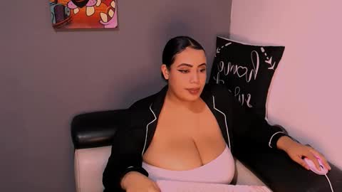 Snapshot of emmacamille2 chatting on November 28, 12:46 am emmacamille2 online show from November 28, 12:46 am