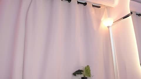 Snapshot of emmaclark_1 chatting on November 28, 10:01 pm emmaclark_1 online show from November 28, 10:01 pm