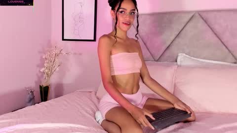 emmamilleerr online show from November 22, 8:19 pm