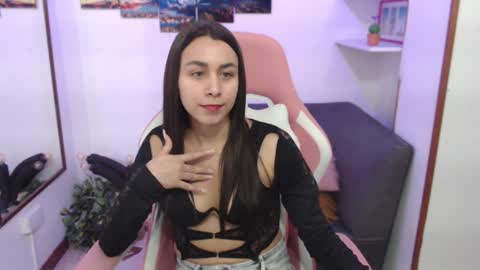 Snapshot of emmamyers_ chatting on February 3, 10:43 pm Emma online show from February 3, 10:43 pm