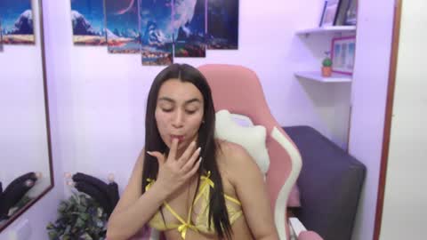 Snapshot of emmamyers_ chatting on February 4, 1:45 am Emma online show from February 4, 1:45 am