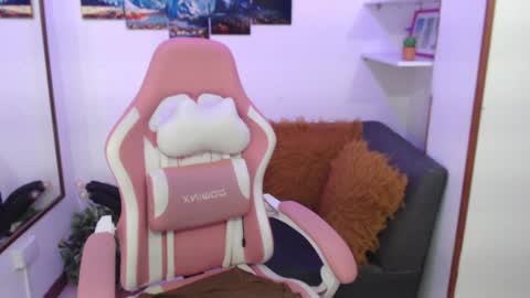 Snapshot of emmamyers_ chatting on February 5, 11:17 pm Emma online show from February 5, 11:17 pm