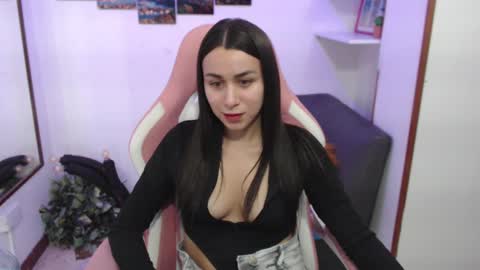 Snapshot of emmamyers_ chatting on February 11, 10:28 pm Emma online show from February 11, 10:28 pm