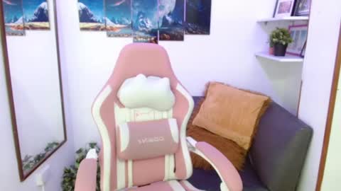 Snapshot of emmamyers_ chatting on March 5, 1:21 am Emma online show from March 5, 1:21 am