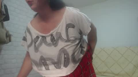 Snapshot of emmasquirt69 chatting on February 13, 9:38 pm emmasquirt69 online show from February 13, 9:38 pm