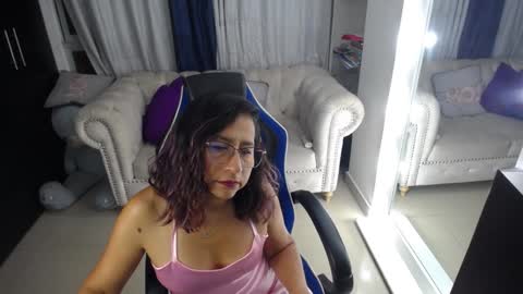 Snapshot of emmilychevalier chatting on December 7, 1:25 am Emmily online show from December 7, 1:25 am