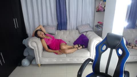 Snapshot of emmilychevalier chatting on December 20, 12:52 am Emmily online show from December 20, 12:52 am