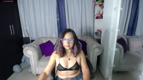 Snapshot of emmilychevalier chatting on January 4, 12:59 am Emmily online show from January 4, 12:59 am