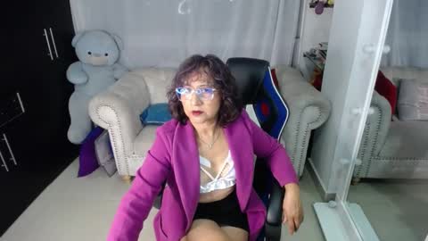 Snapshot of emmilychevalier chatting on February 11, 11:33 pm Emmily online show from February 11, 11:33 pm