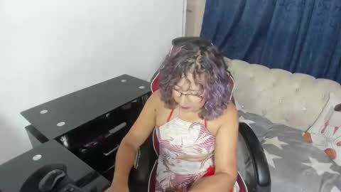 Snapshot of emmilychevalier chatting on October 29, 12:35 am Emmily online show from October 29, 12:35 am