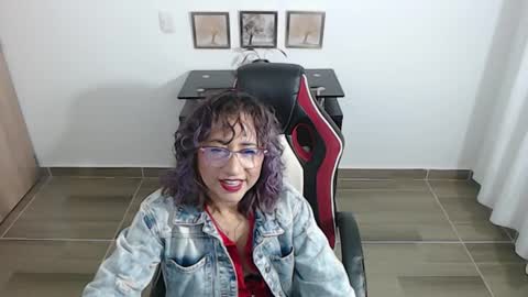 Snapshot of emmilychevalier chatting on November 29, 5:43 am Emmily online show from November 29, 5:43 am