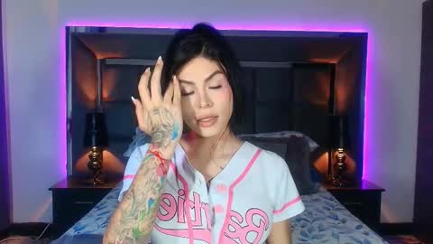 Snapshot of emmilysantibanez chatting on February 24, 5:54 am Emmily Santibaez online show from February 24, 5:54 am