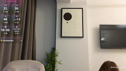 Snapshot of emmycb chatting on December 18, 7:19 pm Em online show from December 18, 7:19 pm