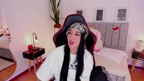 Emmy Evans  online show from January 3, 9:05 pm