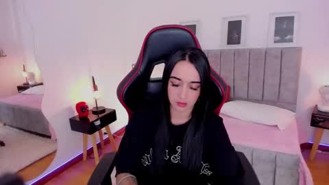 Emmy Evans  online show from January 7, 7:17 pm