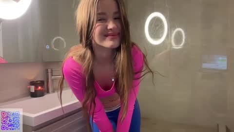 Mia online show from February 7, 9:04 pm