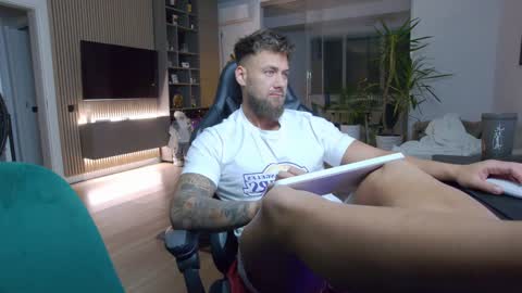 Erik online show from December 23, 9:08 pm