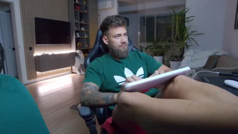 Erik online show from December 25, 6:19 pm