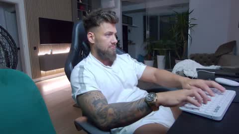 Erik online show from January 3, 7:18 pm