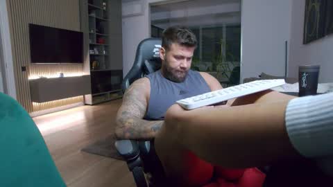 Erik online show from November 9, 7:12 pm