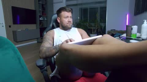 Erik online show from November 28, 9:39 pm