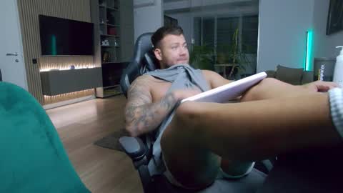 Erik online show from December 1, 8:25 pm