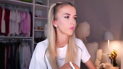 Snapshot of entya chatting on September 15, 5:18 am entya online show from September 15, 5:18 am